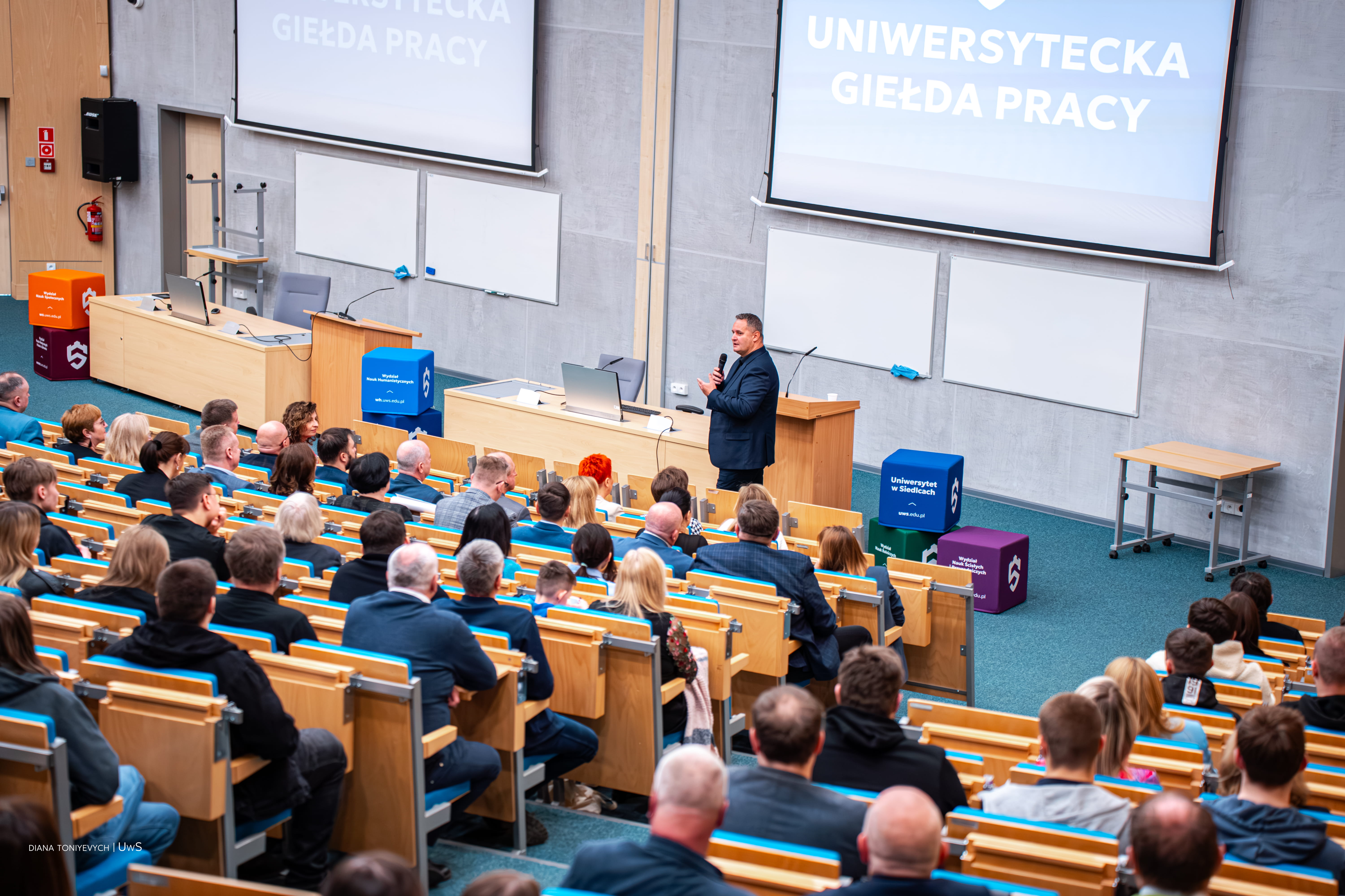 Studenci uczestniczą w wykładzie na auli.