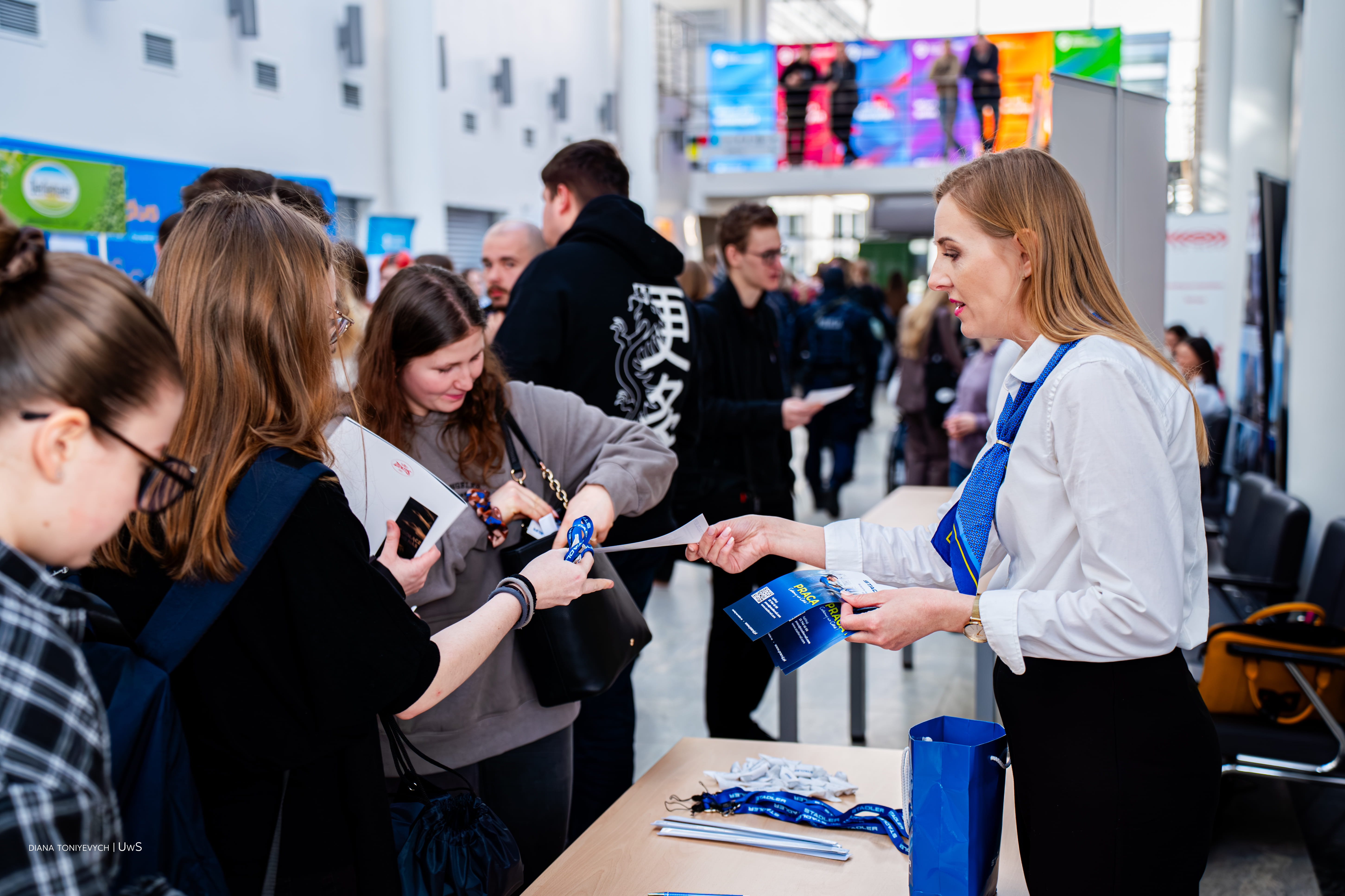 Wystawcy na stoiskach proponują ofertę studentom.