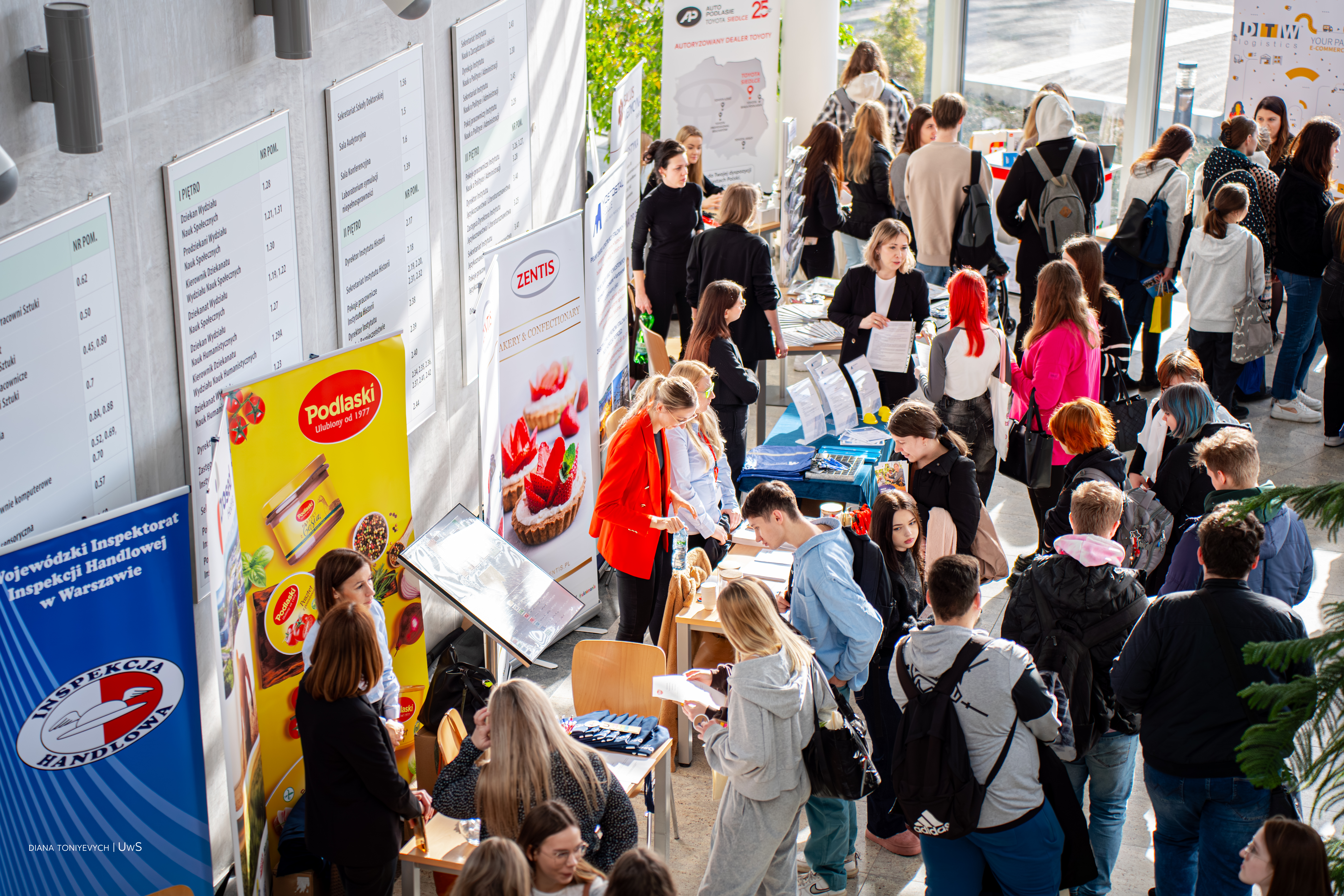 Wystawcy na stoiskach proponują ofertę studentom.
