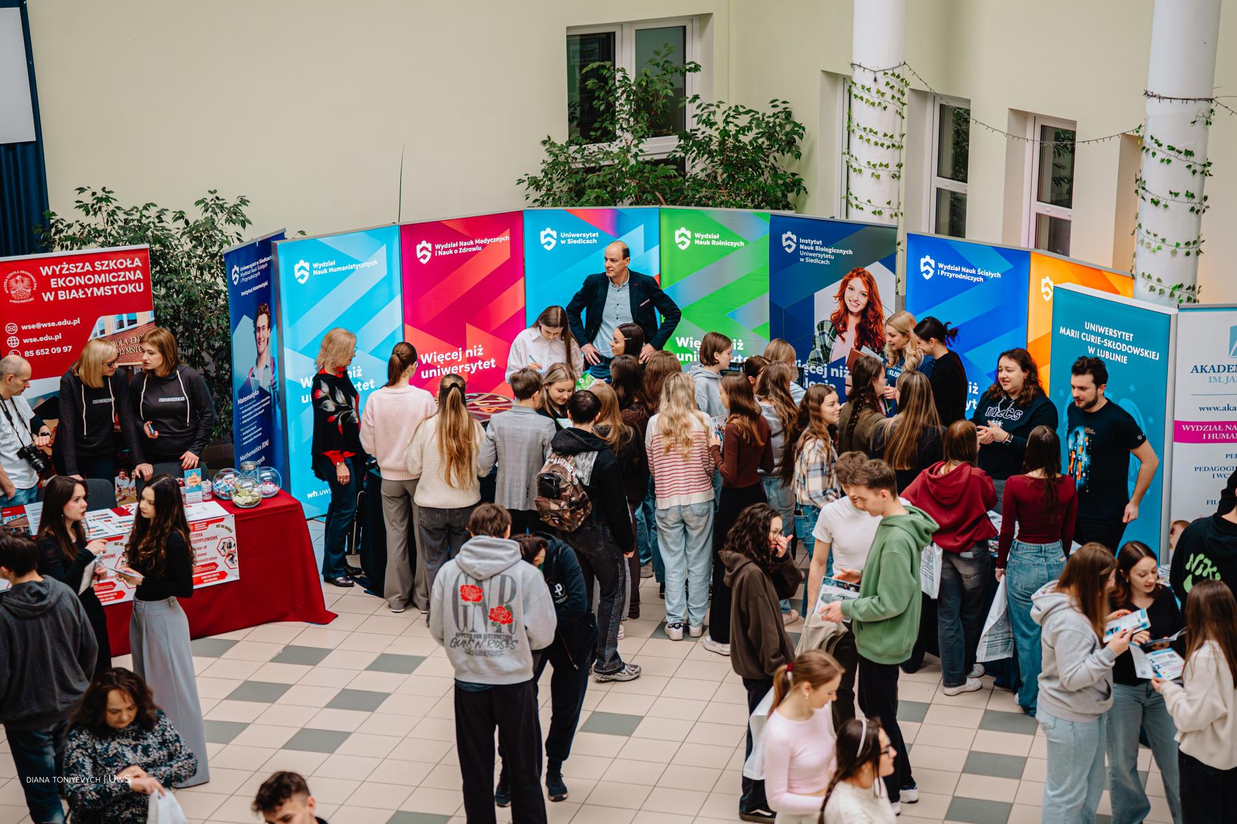 Wystawcy na stoiskach proponują ofertę studentom.