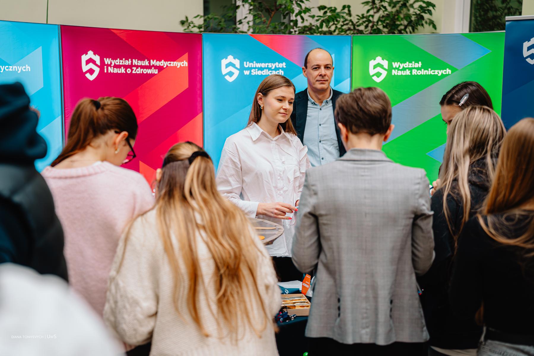 Wystawcy na stoiskach proponują ofertę studentom.